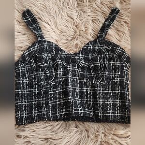 JAPNA size large black & white week crop top chanel inspired ✨️ ♥️